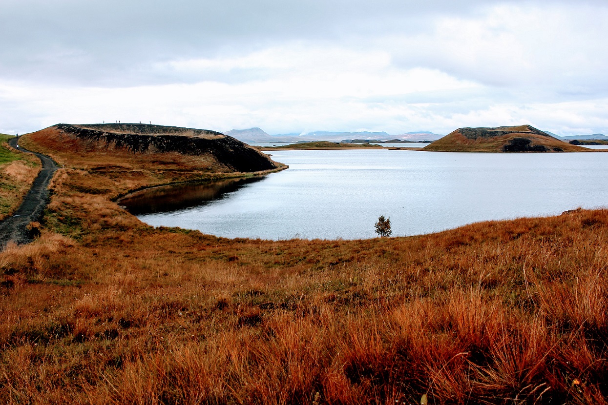 兩個袖珍的火山口 - lunar-like pseudo-craters at Skutustaeir