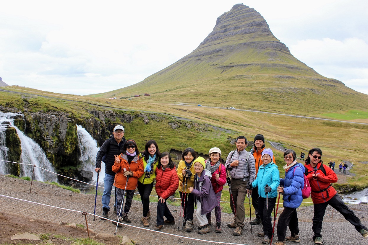 我們爬上了冰島最有代表性的山 - Kirkjufell Mountain