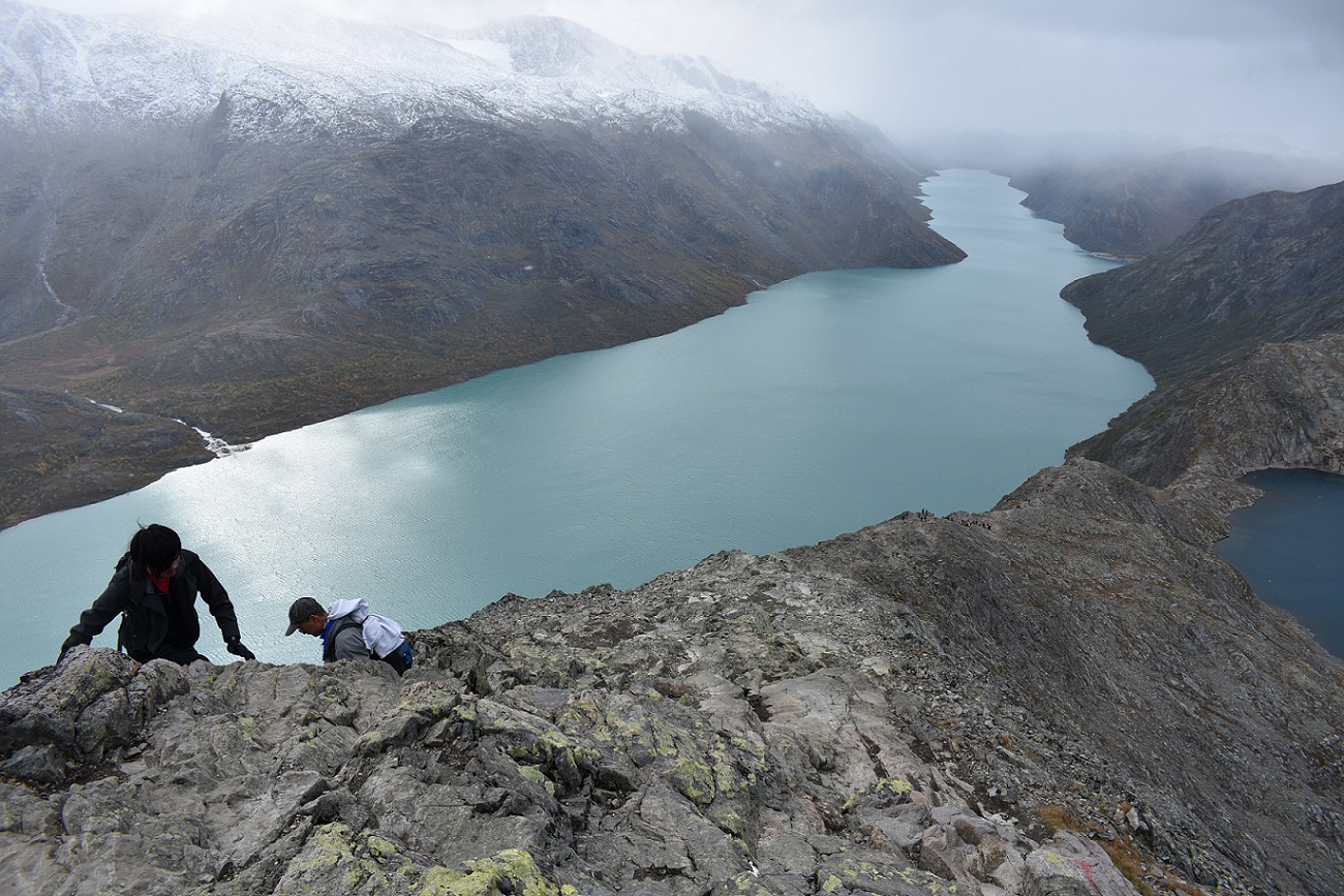 Besseggen_Ridge 高低湖瘦稜上密密麻麻都是登山客