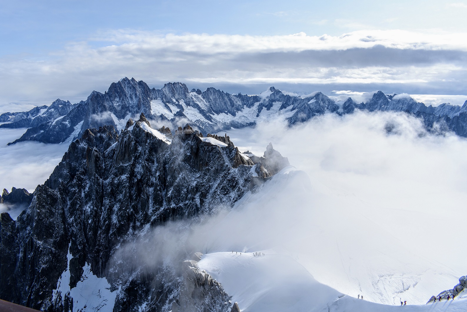 watch the Mt. Blanc hikers (看別人爬白朗峰)