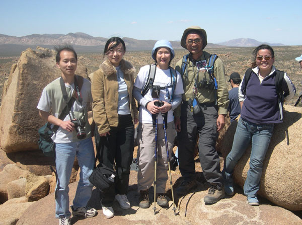 全員在 Masterdoton 山頂 1027m, Joshua Tree Natl Park