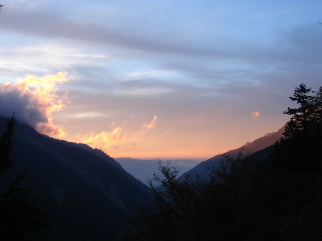 踏著夕陽回觀高, 實在漫長的一天,
從天黑走到天黑, 十四小時的山路,