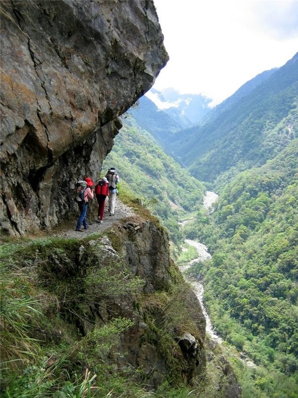 父子斷崖驚險萬分, V型峽谷山勢險峻,
陳有蘭溪蜿蜒其中, 刻出S般緞帶相連,

青山翠嶺古道崎嶇, 在大自然的懷抱中,
人顯的是那麼渺小, 我心也因此更謙卑,