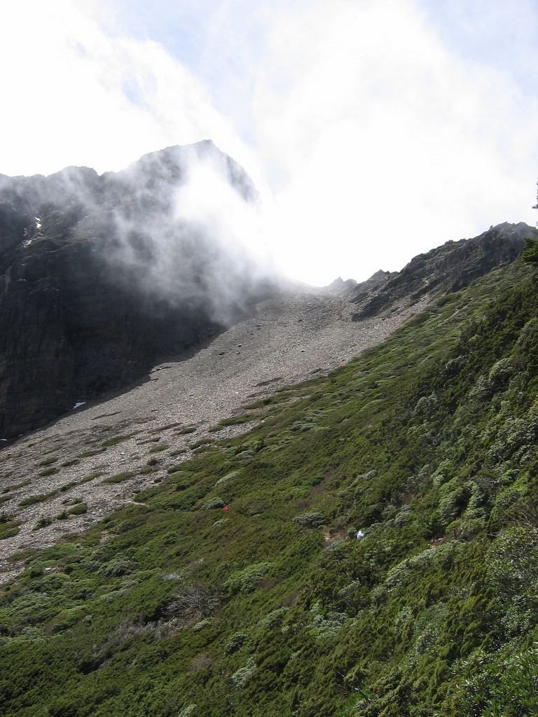 剎那雲霧就飄上來, 玉山主峰更增魅力,
冷風刺骨呼吸困難, 就在眼前不能放棄,