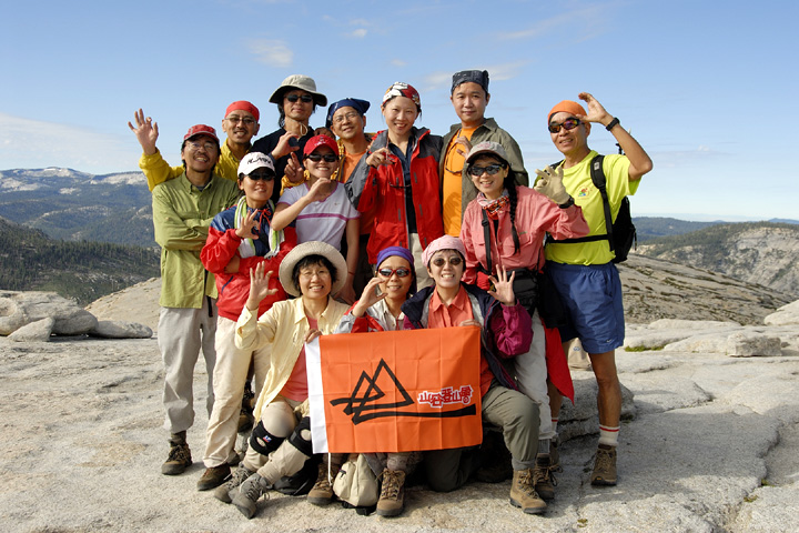 摸魚隊 13人登頂 Half Dome 團體照：前排左起─昭平姊、阿娟姊、芳民姊；中間左起─坤惠、淑菁、心雅；後排左起：文堯、阿貴、昌宗、政仁學長、小O、學聖、競祥學長（圖中大家一致做出 Team "C" 勝利手勢）