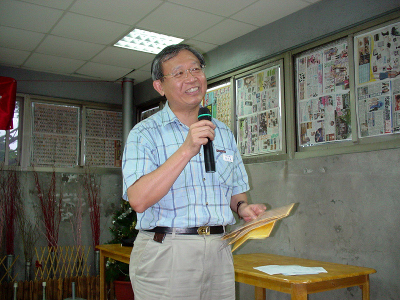 明聰學長上台說明其捐贈的「領帶和手衿」義賣之舉