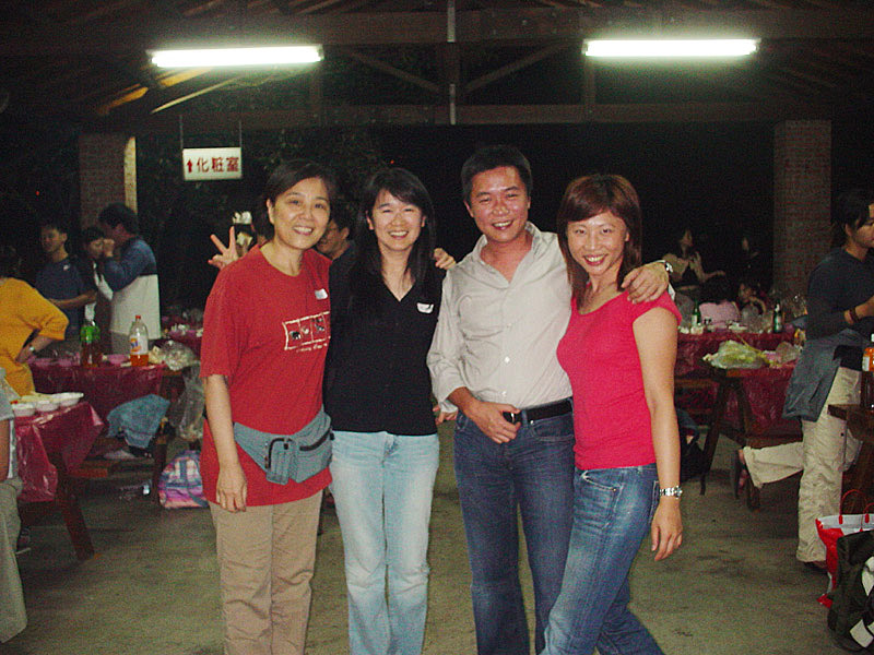 和阿娟姊、學聖＆小O合照。
學聖顯然喝了不少酒，臉紅得跟關公一樣勒～