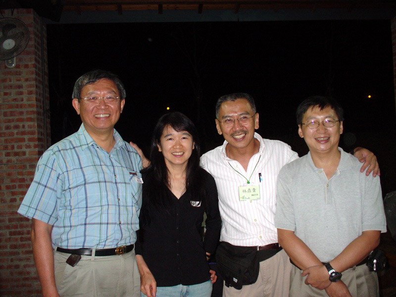 難得虛榮一下，和歷屆理事長─明聰學長、阿貴、還有文翔合照  ：P