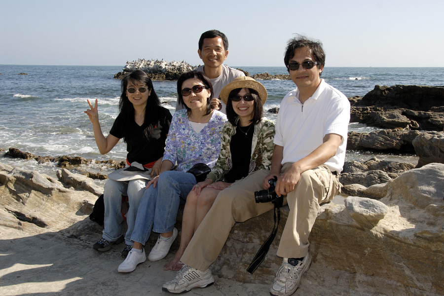 Beach Tour 成員在主人親自帶隊下，在Laguna Beach和後方小礁石上的Pelican合影（文堯幫忙拍照所以沒入鏡）
