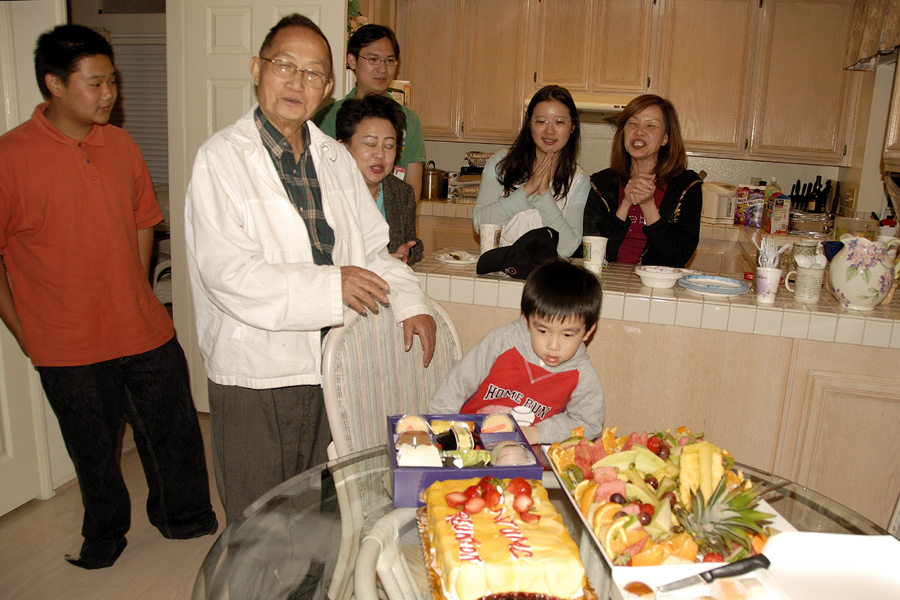 當晚大家還唱生日快樂歌，幫年紀最小的貝貝（大威仁潔的3歲小兒子）和最年長的韓漪姑爺慶生