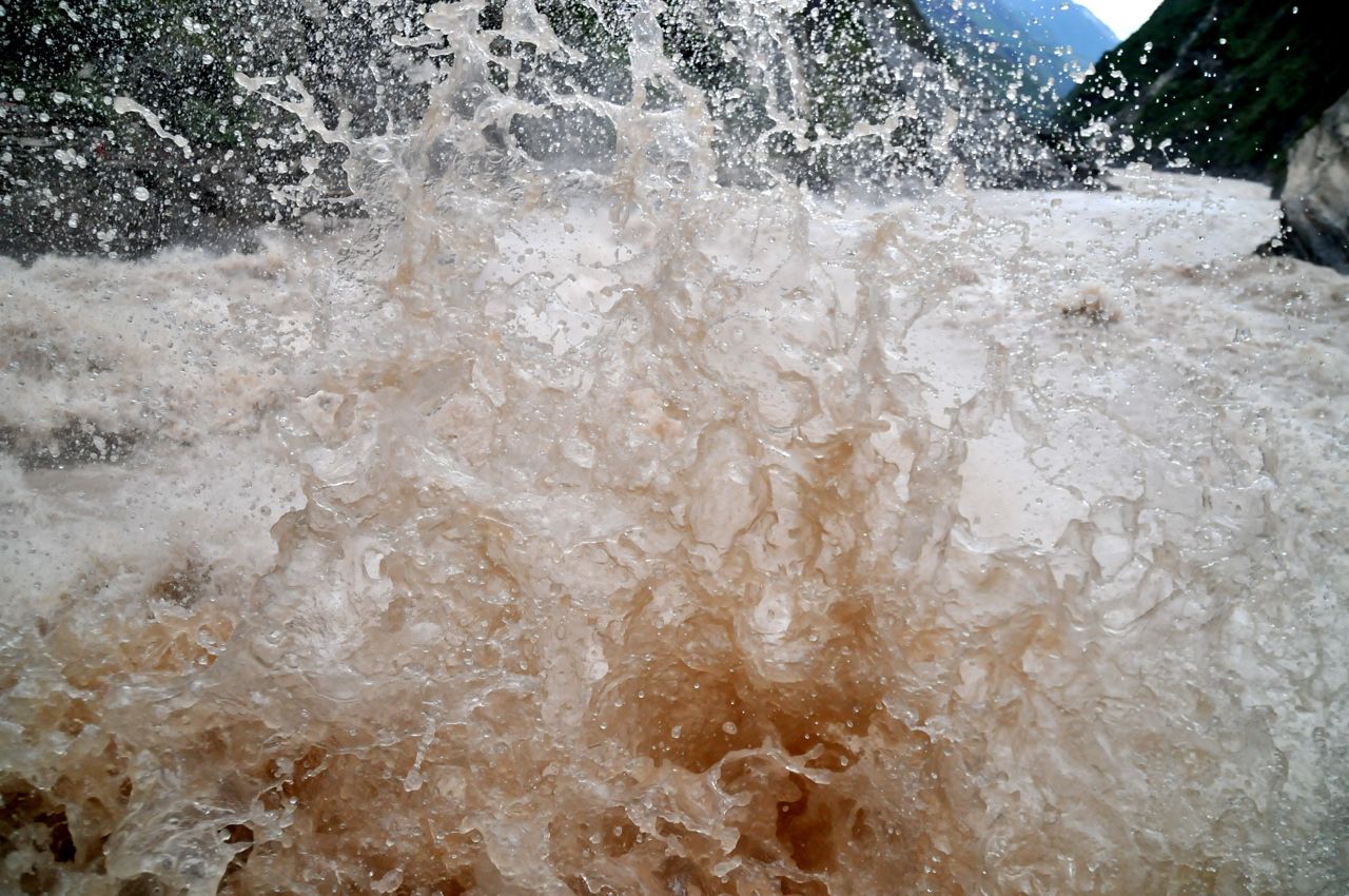 今年雨水多 虎跳峽滿水啦