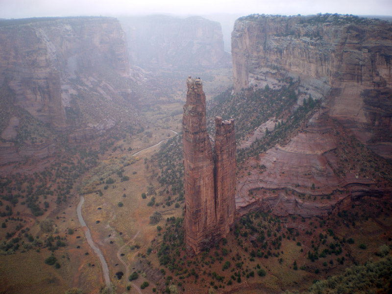 雨霧裡拍岩中峽的蜘蛛岩︰ Spider Rock, Canyon de Chelly National Monument, Arizona。