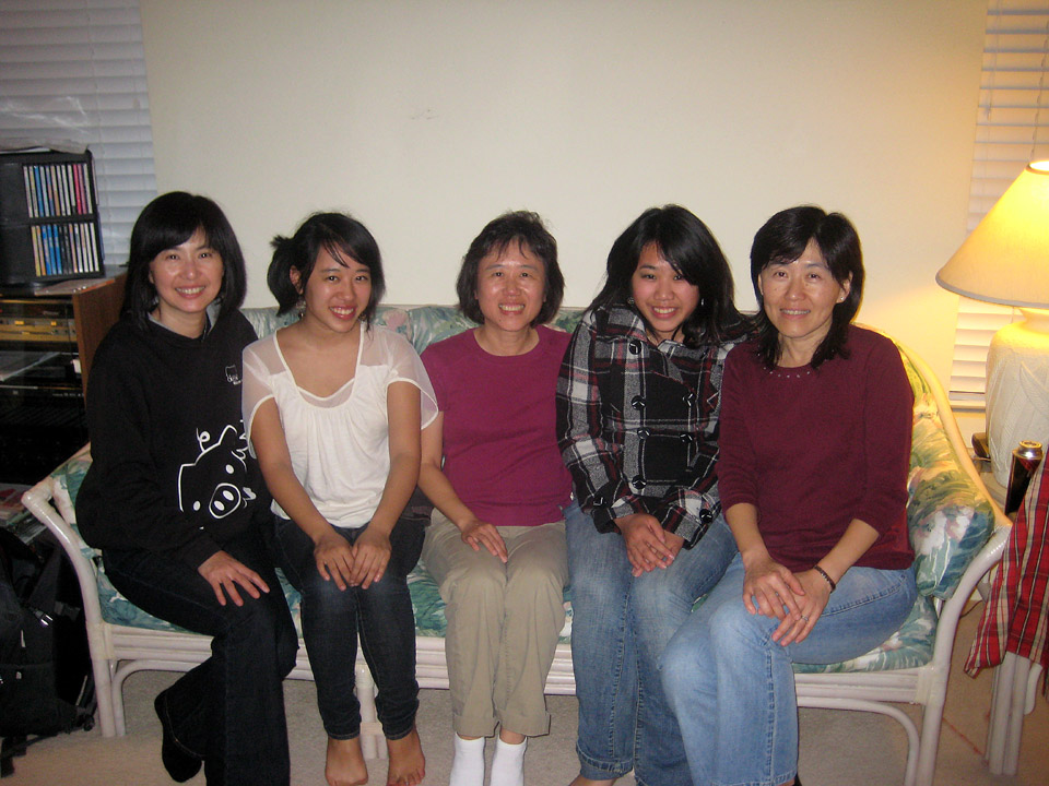 此圖由俐雅提供。由左而右為俐雅、淑娟大女兒、淑娟、淑娟二女兒、小倩（大家看起來真像是姊妹ㄚ～ ^_^）