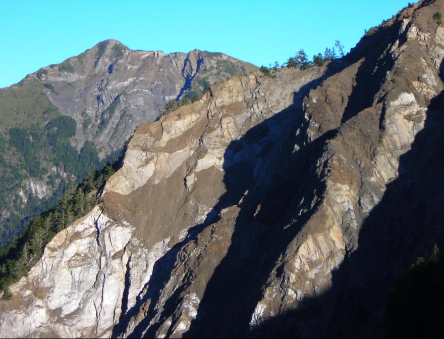 雄偉突出的東郡大山