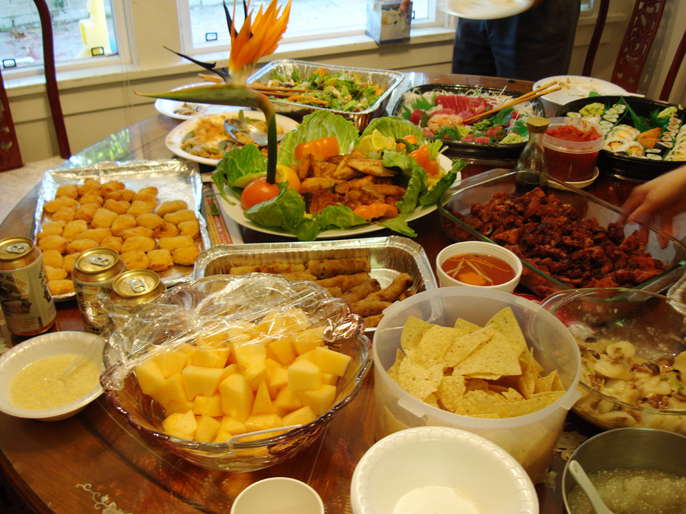 Potluck 菜色琳瑯滿目美不勝收，「量很大」而且「質很大」 ^.^ (文堯攝)