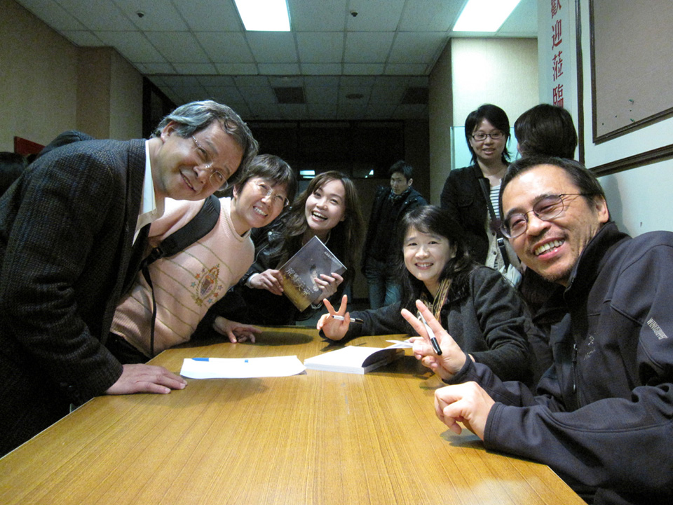 感謝芳民姊和阿黃哥這麼多年來的愛戴與鼓勵，買了好多好多書送給大家！（在芳民姊身旁的美眉是阿寶）