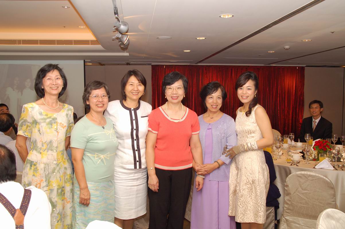 左起，劉玉秀，高明碧，李嶺生，詹美華，張慶貞，蔡世瑩。背後正在放映她們當年的老照片。