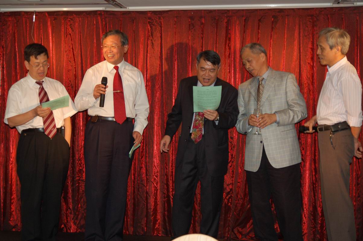 五位前社長被拱上台唱歌，還要看小抄？
左起：陳建仁，陳明聰，蔡昌里，林鴻祺，王慶復。