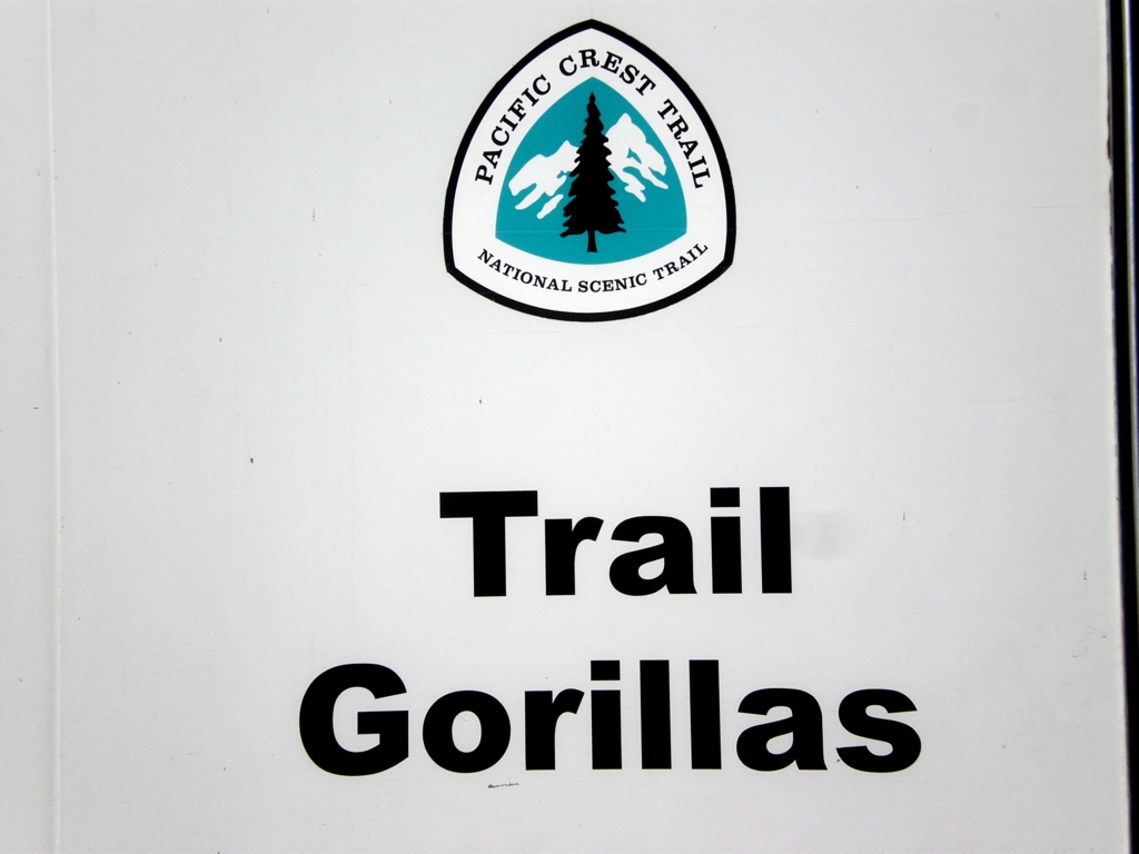 上方是PCT的標誌；PCTA各段義工都有暱稱，南加段自號「步道之猩」（Trail Gorillas）