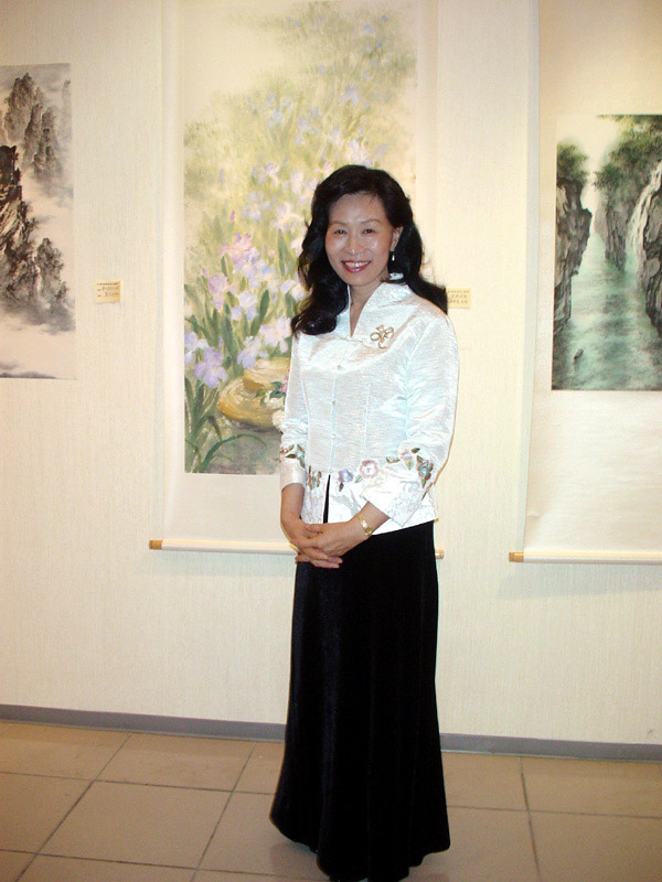 彩墨展開幕之初，站在作品前的蔡其南學姊