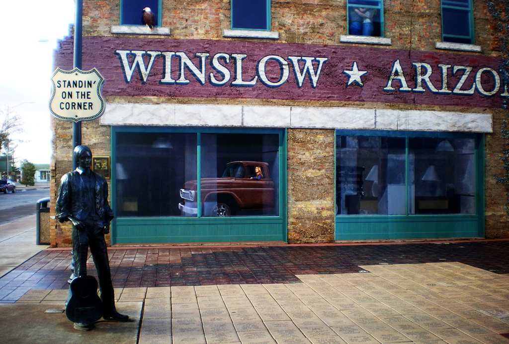 Winslow的街角，畫的是玻璃櫥窗反射出一金髮女郎開著紅色卡車；二樓窗上畫一隻白頭鷹，代表【鷹】群樂團