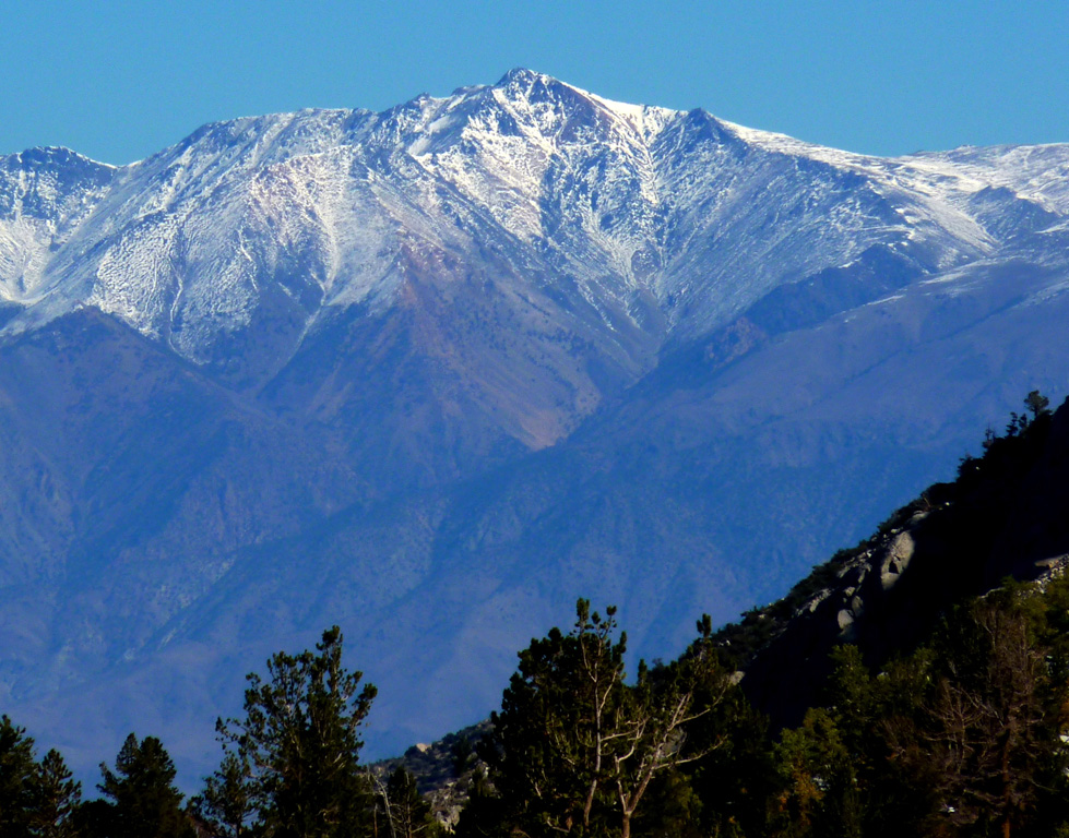 從湖邊東望白山皚雪(White Mtn, 4342m)