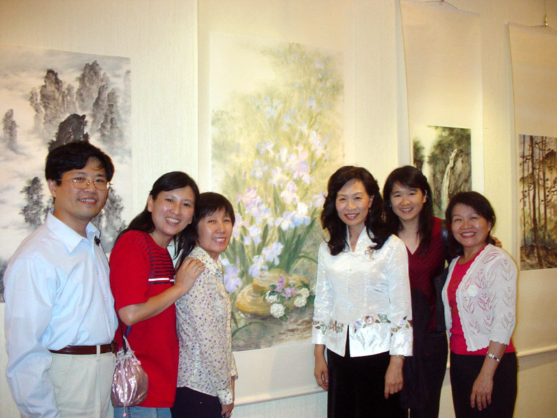 大小山胞和其南姊及其作品合影，左起阿春、毓瑩、芳民姊、其南姊、心雅、阿雪