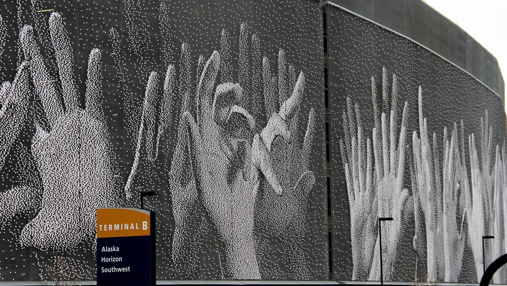 聖荷西機場停車場外墻藝術"Hands"近景。