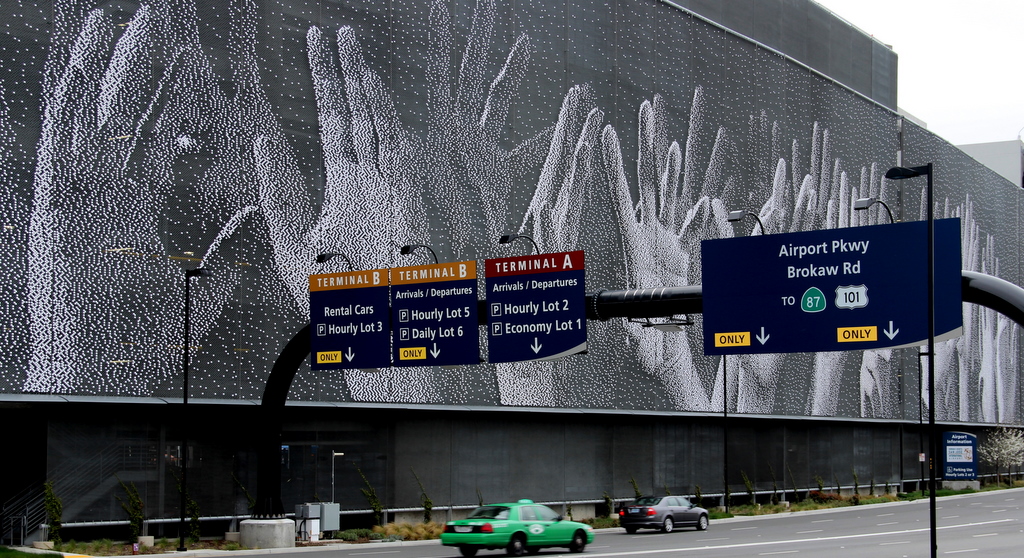 以"Hands"為背景的機場路牌。