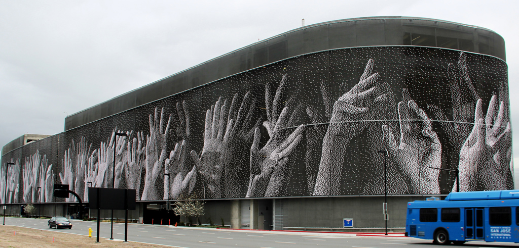 "Hands"全景。