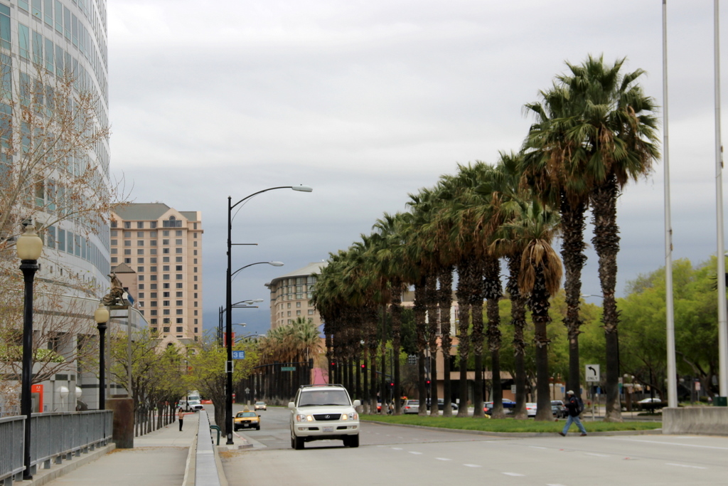 聖荷西市中心的公園路街景，步道就通過前景的橋下。