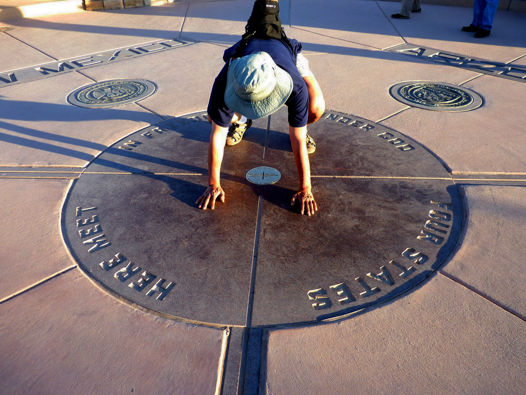 四州交界點(Four Corners)，兩手兩腳分跨四州(CO, UT, AZ, NM)，全美僅此處。
