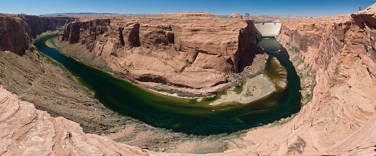Glen Canyon Dam（右後方的白塊）之下的科羅拉多河灣 - 取自維基。