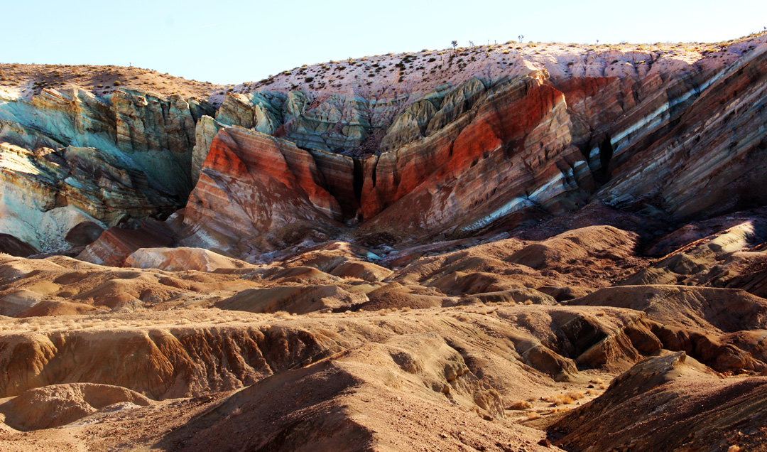 著名的八寺頭向斜(Barstow Syncline)。