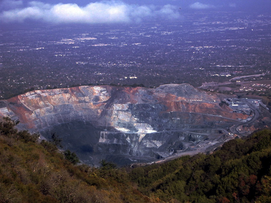 維基的照片：從黑山頂看永久石礦，矽谷在山下遠方。Steve Jurvetson from Menlo Park攝。