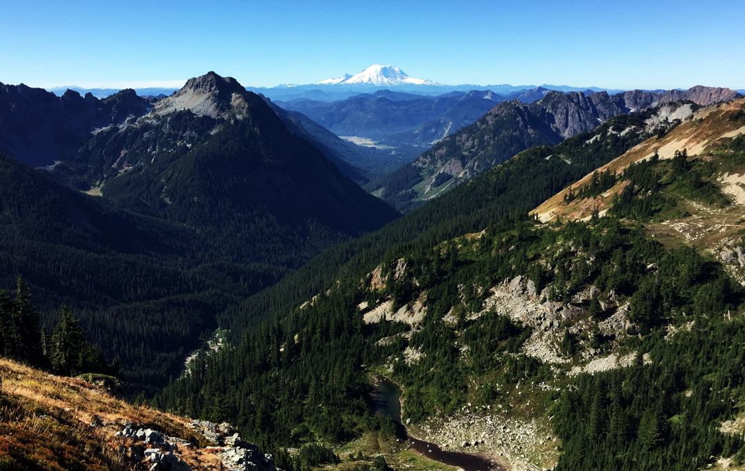 在太平洋連峰步道上遠眺華盛頓州第一高峰-雷尼爾山（Mt. Rainier, 14,411ft =
 4,392m）- 摘自郭品均PCT日記《Don't Look Back》。