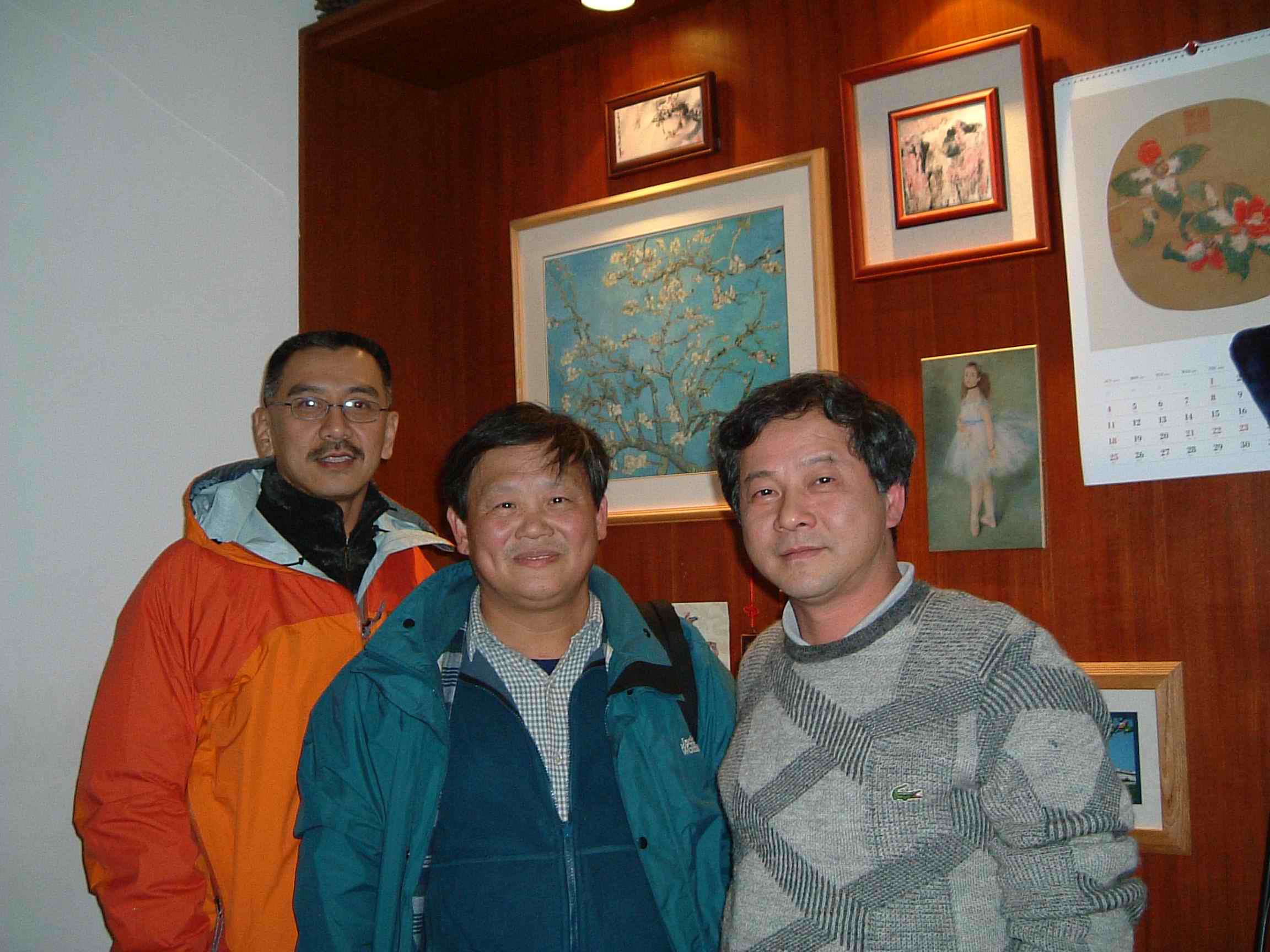 2004/02/8
咦?金門也算海外,^ _^!
阿廣那夜風雨故人來,阿貴不巧客串了"士東XX男".
時機壞壞,"烏魚子配蘿蔔,辣香腸配蒜苗";佐以89年金門特高,
酒酣耳熱,好酒不見了!
阿貴 阿廣 政仁