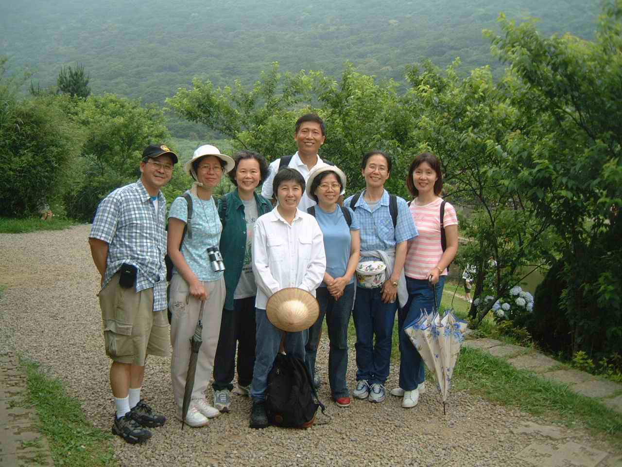 2004/05/29
張淑芬自舊金山回來,
在數位陽明山及植物園的解說志工陪同下,
賞了蝶鳥花,踏了青.

二子坪的美麗景緻,快樂心情.
政仁 趙淑芬 明玲 OA
               芳民 秀真 張淑芬 郭妙鈴