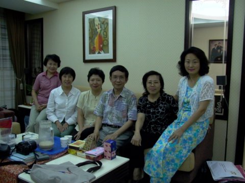 2004/08/31
周淑慧自倫敦返台,鎮樟設宴紅豆食府
後在鎮樟家歡聚,一起看照片及松蘿湖DVD,
淑慧透過銀幕問候了許多山胞.

阿雪 芳民 純華 鎮樟 秀真 淑慧