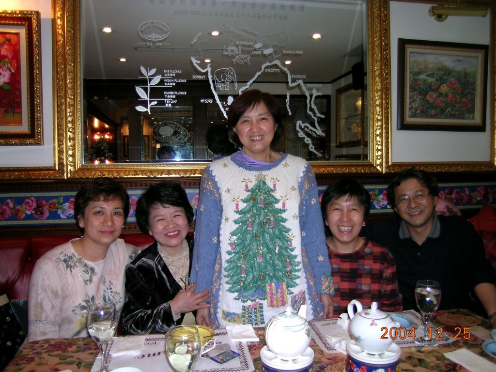 2004/12/25
蕭萌區自米歸來,
聖誕節是夜,玫瑰園小敘,平安芳香愉悅.
復聽台大校友合唱團演唱,除了報聖誕佳音,
還唱了”望春風”及”人生如蜜”.

Christmas Tree in the Rose Garden Caf&eacute;
6:0  阿雪 萌萌 芳民 政仁
