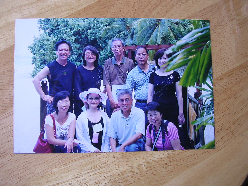 波德申合影：
前左：周履婉，商坤，張開朕，李威娜
後左：張正浩，王孝容，伍郁英，翁星國，謝安琪