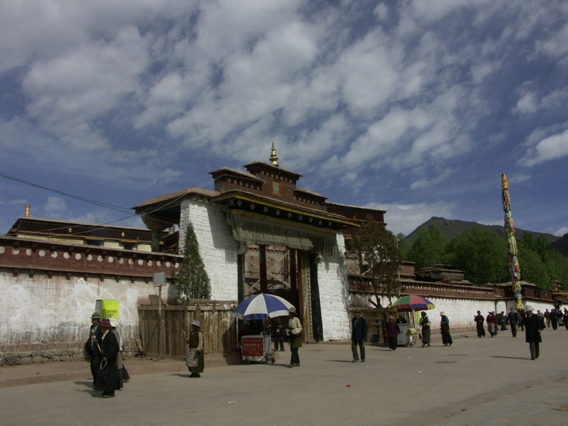 強巴林寺正門口