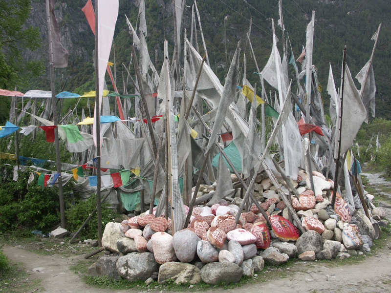 多東寺山腳下的經幡和瑪尼堆