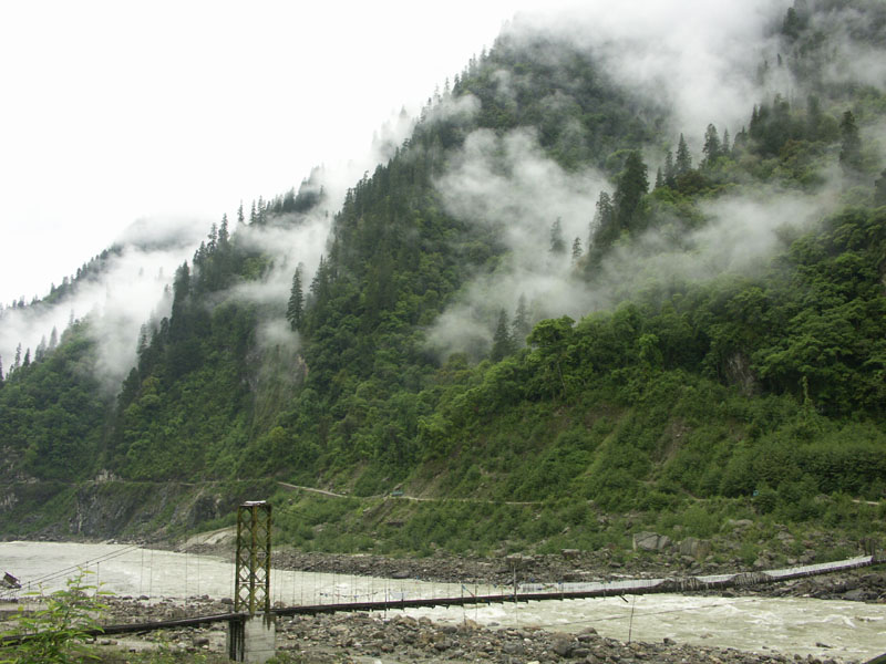 山在虛無飄渺中