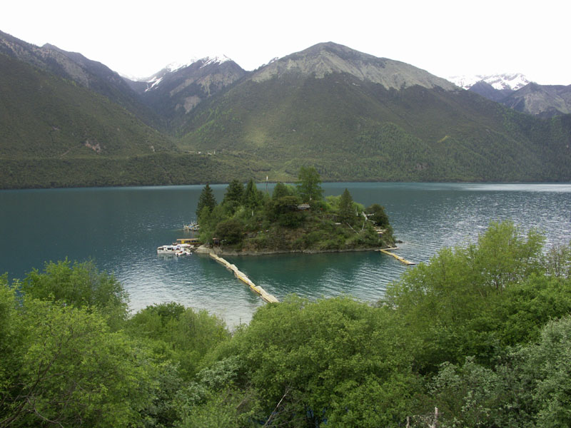 巴松措湖心島