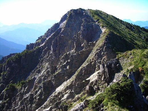 岩稜崔巍巴巴山
