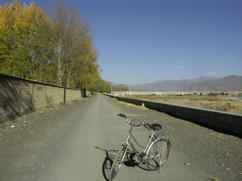 左為藏大，遠方為連接川藏公路的拉薩大橋