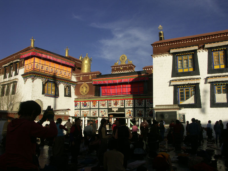 大昭寺前大禮拜人群數倍於平日