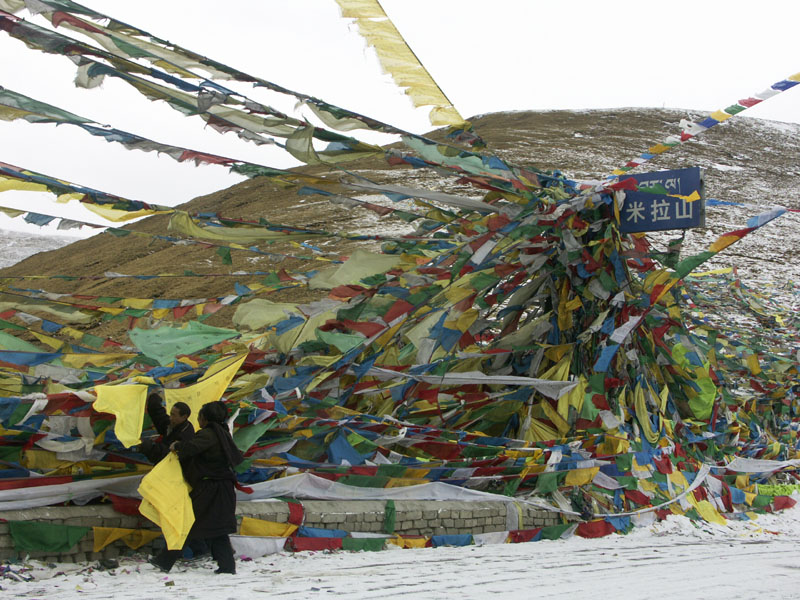 5080米拉山埡口，藏民下車掛經幡