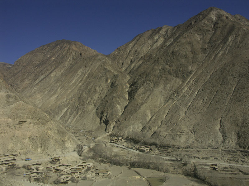 荒山人家，灰土蒙面